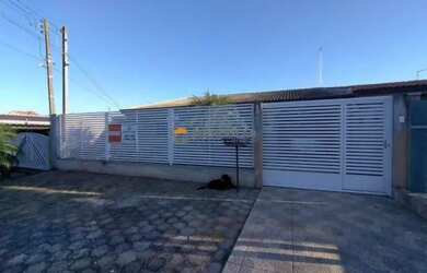 Imagem: A casa possui 3 Dormitórios, 3 Banheiros, 2 Vagas na garagem