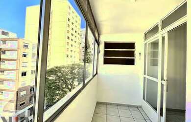 Imagem: O apartamento possui 1 Dormitório, 1 Banheiro, 1 Vaga na garagem