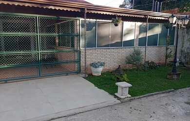 Imagem: A casa possui 4 Dormitórios, 4 Banheiros, 1 Vaga na garagem