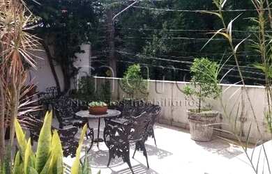 Imagem: A casa possui 3 Dormitórios, 4 Banheiros, 2 Vagas na garagem