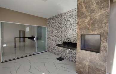 Imagem: A casa possui 3 Dormitórios, 2 Banheiros, 2 Vagas na garagem