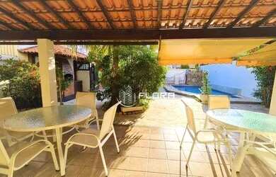 Imagem: A casa possui 4 Dormitórios, 3 Banheiros, 4 Vagas na garagem