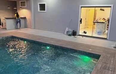 Imagem: A casa possui 4 Dormitórios, 5 Banheiros, 4 Vagas na garagem