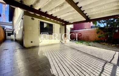 Imagem: A casa possui 4 Dormitórios, 4 Banheiros, 2 Vagas na garagem