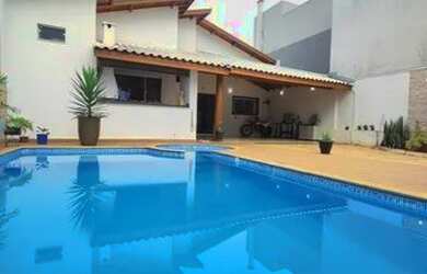 Imagem: A casa possui 3 Dormitórios, 2 Banheiros, 1 Vaga na garagem