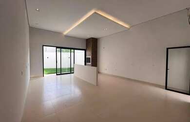 Imagem: A casa possui 3 Dormitórios, 2 Banheiros, 3 Vagas na garagem