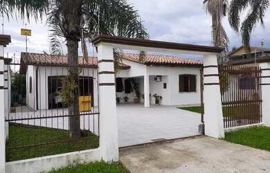 Imagem: A casa possui 4 Dormitórios, 2 Banheiros, 1 Vaga na garagem