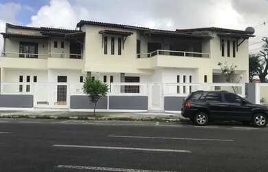 Imagem: A casa possui 5 Dormitórios, 4 Banheiros e 1 Vaga na garagem