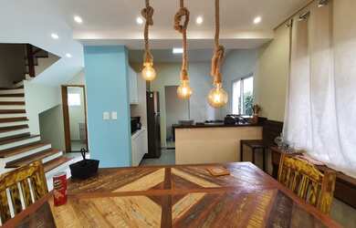 Imagem: A casa possui 3 Dormitórios, 4 Banheiros, 2 Vagas na garagem