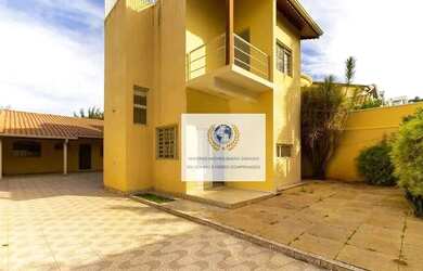 Imagem: A casa possui 5 Dormitórios, 3 Banheiros, 4 Vagas na garagem