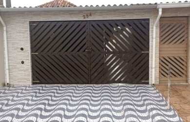 Imagem: A casa possui 3 Dormitórios, 3 Banheiros, 2 Vagas na garagem