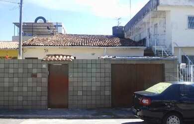 Imagem: A casa possui 3 Dormitórios, 1 Banheiro, 1 Vaga na garagem