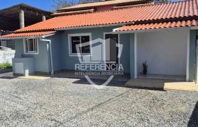 Imagem: A casa possui 3 Dormitórios, 2 Banheiros, 2 Vagas na garagem