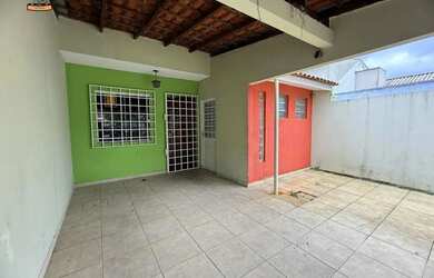Imagem: A casa possui 2 Dormitórios, 1 Banheiro, 2 Vagas na garagem