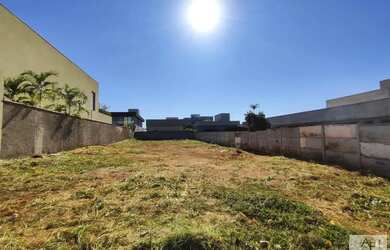 Imagem: O terreno à venda possui 560m² de Área e está localizado