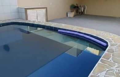 Imagem: A casa possui 3 Dormitórios, 2 Banheiros, 2 Vagas na garagem