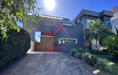 Imagem: A casa possui 3 Dormitórios, 4 Banheiros, 2 Vagas na garagem