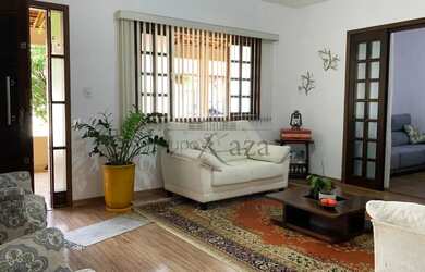 Imagem: A casa possui 3 Dormitórios, 2 Banheiros, 4 Vagas na garagem