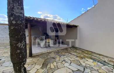 Imagem: A casa possui 3 Dormitórios, 5 Banheiros, 2 Vagas na garagem