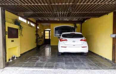 Imagem: A casa possui 4 Dormitórios, 3 Banheiros, 2 Vagas na garagem