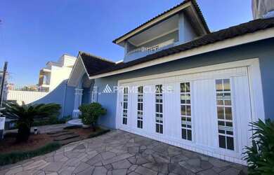 Imagem: A casa possui 4 Dormitórios, 5 Banheiros, 4 Vagas na garagem