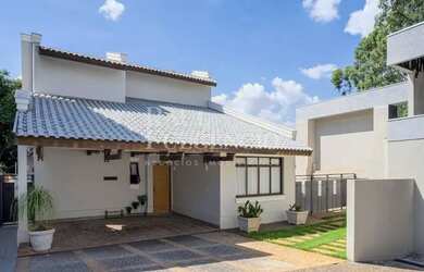 Imagem: A casa possui 4 Dormitórios, 5 Banheiros, 2 Vagas na garagem