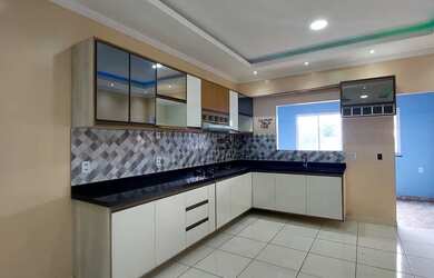 Imagem: A casa possui 3 Dormitórios, 2 Banheiros, 1 Vaga na garagem