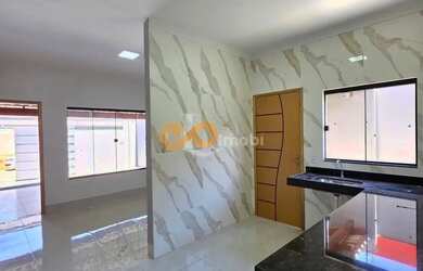 Imagem: A casa possui 3 Dormitórios, 2 Banheiros, 1 Vaga na garagem