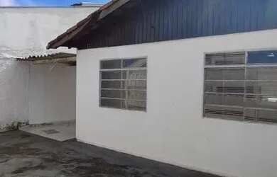 Imagem: A casa possui 2 Dormitórios, 1 Banheiro, 2 Vagas na garagem