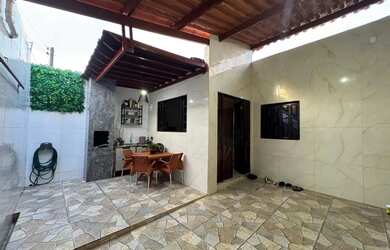 Imagem: A casa possui 4 Dormitórios, 2 Banheiros, 1 Vaga na garagem