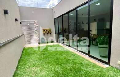 Imagem: A casa possui 3 Dormitórios, 3 Banheiros, 3 Vagas na garagem