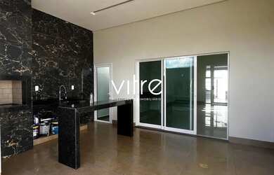 Imagem: A casa possui 3 Dormitórios, 2 Banheiros, 2 Vagas na garagem