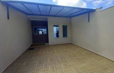 Imagem: A casa possui 2 Dormitórios, 2 Banheiros, 2 Vagas na garagem