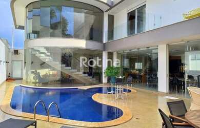 Imagem: A casa em condomínio possui 4 Dormitórios, 5 Banheiros, 5