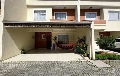 Imagem: A casa possui 3 Dormitórios, 3 Banheiros, 2 Vagas na garagem