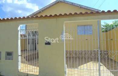 Imagem: A casa possui 3 Dormitórios, 1 Banheiro, 2 Vagas na garagem