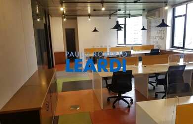 Imagem: O depósito possui 2 Vagas na garagem e 140m² de Área e está