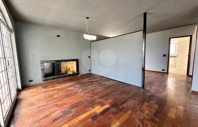 Imagem: A casa possui 4 Dormitórios, 4 Banheiros, 5 Vagas na garagem