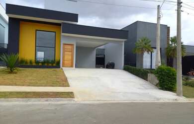 Imagem: A casa possui 3 Dormitórios, 3 Banheiros, 2 Vagas na garagem