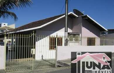 Imagem: A casa possui 3 Dormitórios, 1 Banheiro, 1 Vaga na garagem