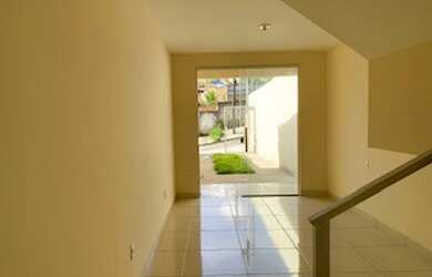 Imagem: A casa possui 2 Dormitórios, 2 Banheiros, 2 Vagas na garagem