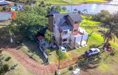 Imagem: A casa em condomínio possui 5 Dormitórios, 5 Banheiros, 3