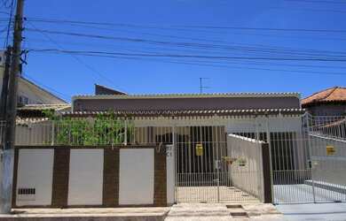Imagem: A casa possui 3 Dormitórios, 2 Banheiros, 2 Vagas na garagem