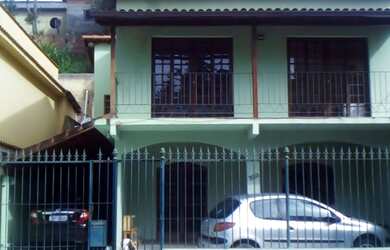 Imagem: A casa possui 4 Dormitórios, 3 Banheiros, 3 Vagas na garagem