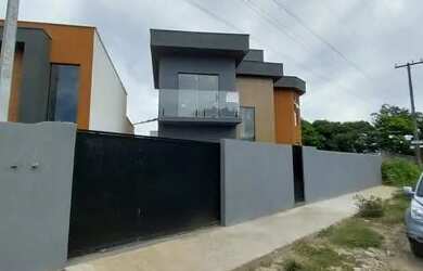 Imagem: A casa possui 3 Dormitórios, 2 Banheiros, 2 Vagas na garagem