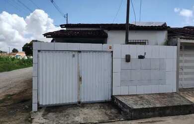 Imagem: A casa possui 3 Dormitórios, 2 Banheiros, 1 Vaga na garagem