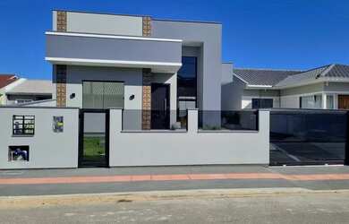 Imagem: A casa possui 3 Dormitórios, 2 Banheiros, 2 Vagas na garagem