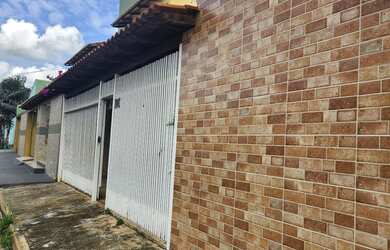 Imagem: A casa possui 2 Dormitórios, 2 Banheiros, 3 Vagas na garagem