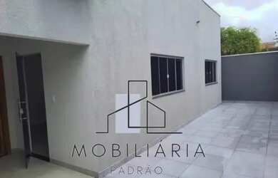 Imagem: A casa possui 3 Dormitórios, 1 Banheiro, 2 Vagas na garagem