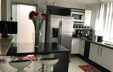 Imagem: A casa à venda possui 3 Dormitórios, 2 Banheiros, 2 Vagas